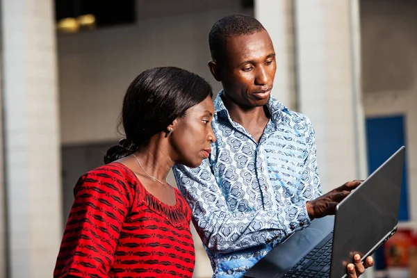 Mladý Africký Podnikatel Ukazuje Plán Projektu Ukazující Prst Notebook Obrazovce — Stock fotografie