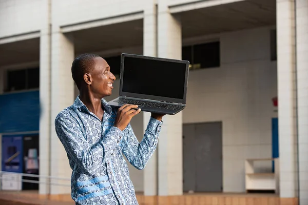 Jovem Afro Americano Trabalhando Enquanto Usa Computador Enquanto Sorri — Fotografia de Stock