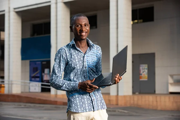 Молодой Африканский Американец Работающий Стоя Помощью Компьютера Улыбающегося Улице — стоковое фото