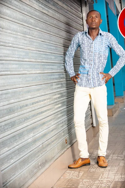 Gömlek Kot Pantolon Giyen Afrikalı Yetişkin Bir Adam Ellerini Kalçasına — Stok fotoğraf