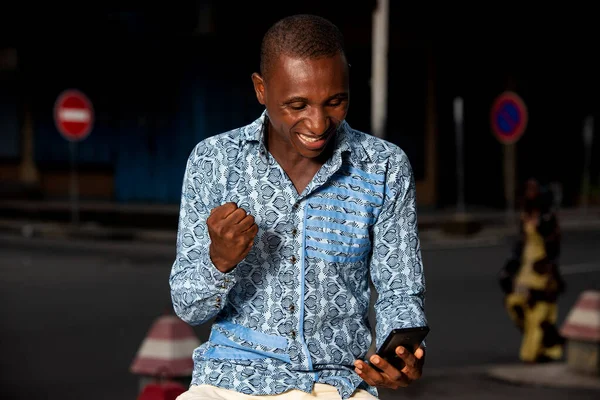 Heureux Entrepreneur Africain Adulte Assis Dans Rue Recevant Bonnes Nouvelles — Photo