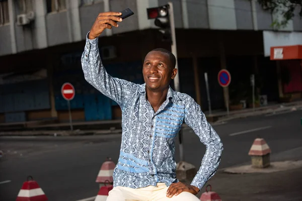 Молодий Красивий Африканський Чоловік Сидить Вулиці Телефонує Мобільним Телефоном Або — стокове фото