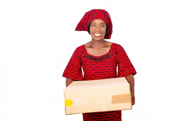 Vacker Afrikansk Mogen Kvinna Stående Och Klädd Röd Länd Kostym — Stockfoto