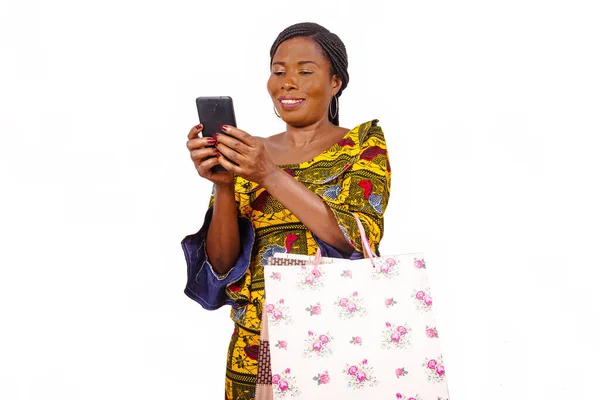 Портрет Красивой Африканской Взрослой Женщины Цветными Бумажными Пакетами Смотрящей Сообщение — стоковое фото