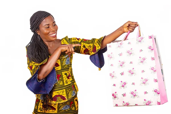 Όμορφη Αφρικανή Ώριμη Γυναίκα Στέκεται Δείχνοντας Κάποια Τσάντα Ψώνια Απομονωμένη — Φωτογραφία Αρχείου
