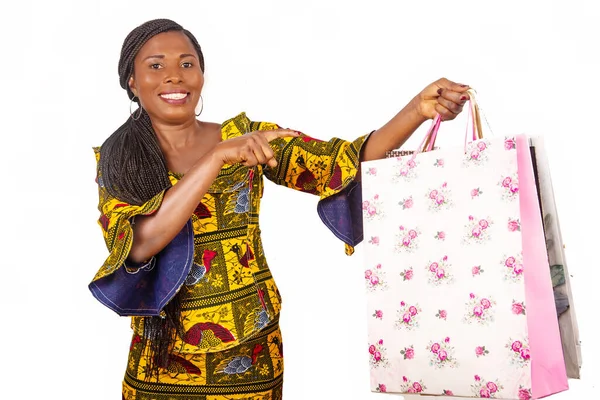 Belle Africaine Mature Femme Debout Pointant Vers Sac Provisions Isolé — Photo