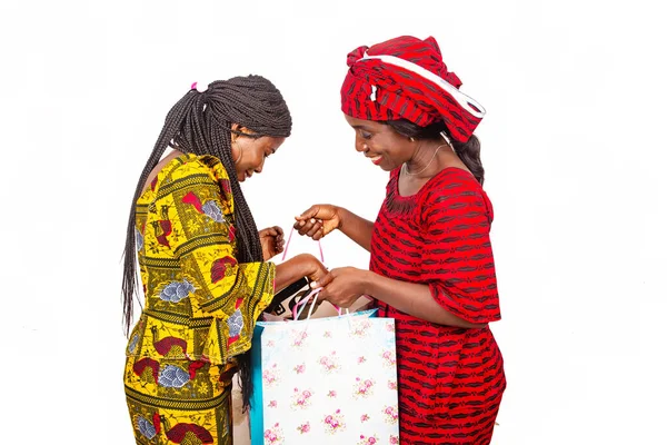 Peştamal Giymiş Iki Güzel Yetişkin Kadın Alışveriş Torbalarına Bakıp Gülümsüyor — Stok fotoğraf