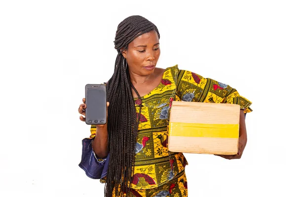 Beyaz Arka Planda Geleneksel Kıyafetli Güzel Bir Afrikalı Kadın Cep — Stok fotoğraf