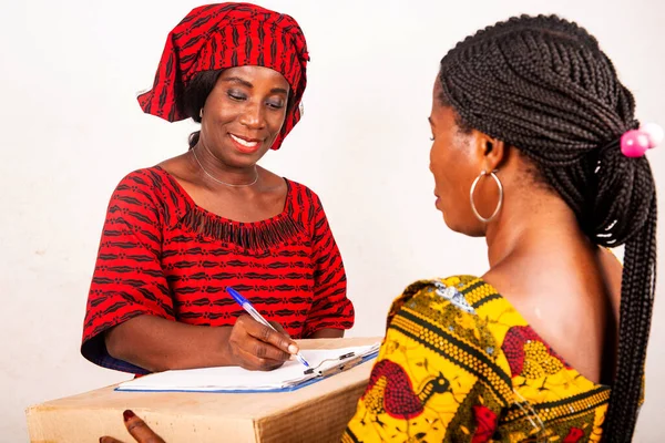 Bela Mulher Africana Vestido Tradicional Fundo Branco Sorrindo Assinar Documento — Fotografia de Stock