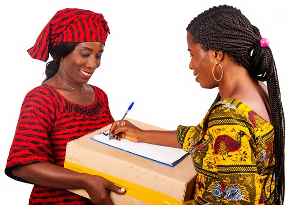 Hermosa Mujer Africana Pie Vestido Tradicional Sobre Fondo Blanco Sonriendo —  Fotos de Stock