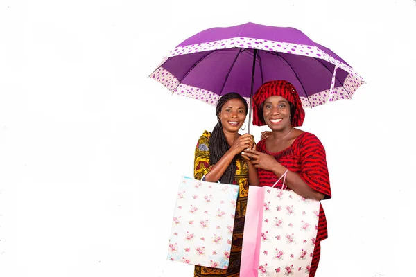 Två Vackra Affärskvinnor Som Står Tillsammans Ett Lila Paraply Och — Stockfoto
