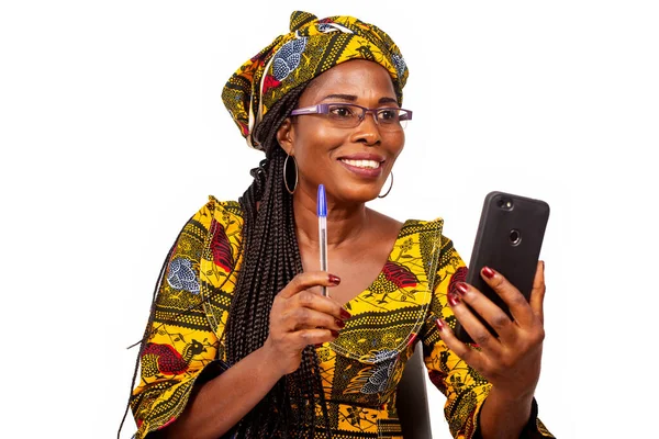 Счастливая Красивая Африканская Зрелая Женщина Сидящая Видеозвонком Мобильном Телефоне Держа — стоковое фото