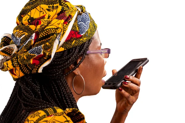 Взрослая Женщина Африки Стоящая Стороне Отправляющая Голосовое Сообщение Помощью Мобильного — стоковое фото