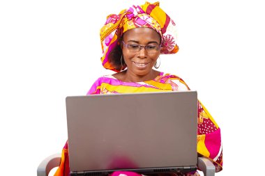 Güzel yetişkin bir kadın dizüstü bilgisayar kullanarak oturuyor. beyaz arkaplanda izole