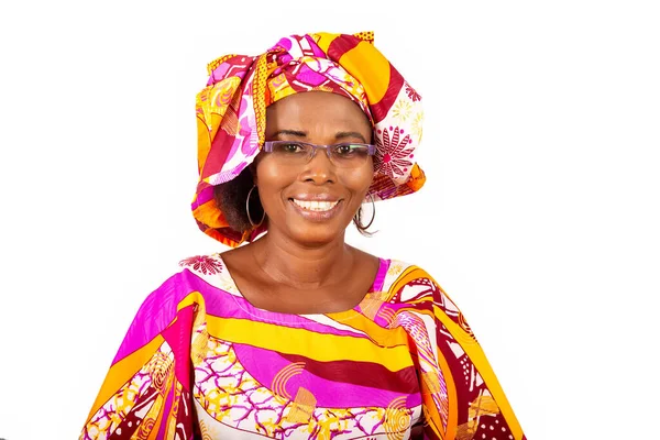 Beautiful African Woman Woman Standing Traditional Clothes Looking Camera Smiling — Stock Photo, Image