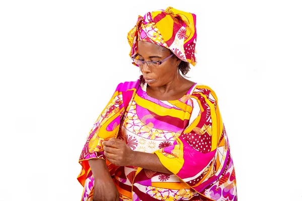 Mulher Bonita Madura Vestido Tradicional Fundo Branco Ajustando Seu Casaco — Fotografia de Stock