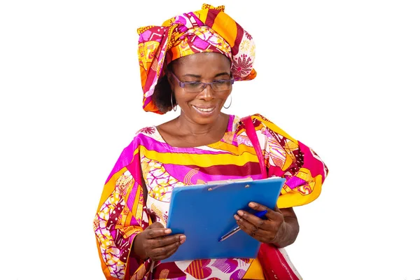 Mutlu Güzel Yetişkin Bir Kadını Elinde Bir Belge Okuyarak Beyaz — Stok fotoğraf