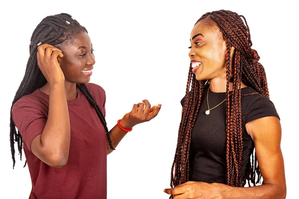 Twee Mooie Staande Studenten Praten Samen Terwijl Glimlachen — Stockfoto