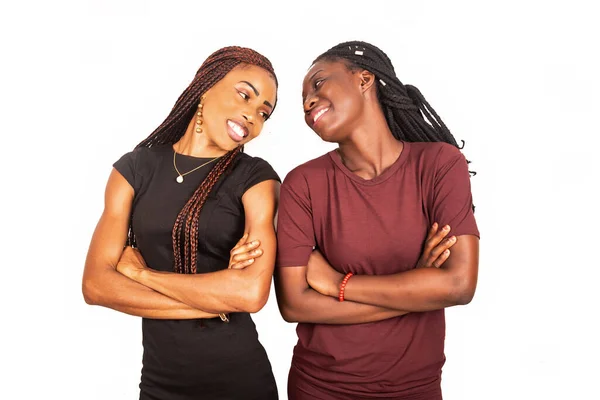 Twee Jonge Vrouwen Staan Geïsoleerd Witte Achtergrond Armen Gekruist Kijk — Stockfoto