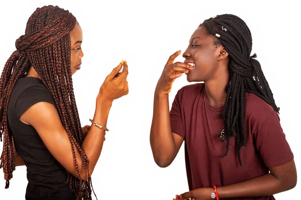 Twee Jonge Mooie Afrikaanse Vriendinnen Staan Met Vlechten Eten Koekjes — Stockfoto