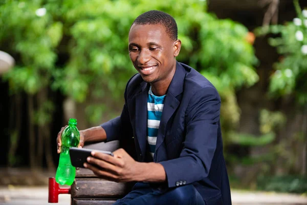 Jeune Homme Africain Assis Dans Rue Utilisant Téléphone Portable Tenant — Photo