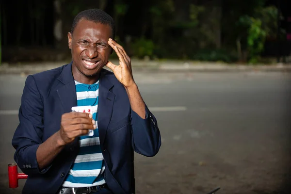 Genç Afrikalı Bir Adam Sokakta Duruyor Elinde Bir Bardak Suyla — Stok fotoğraf