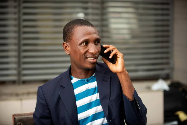 Feliz Guapo Africano Adulto Hombre Sentado Banco Fuera Llamando Teléfono — Foto de Stock