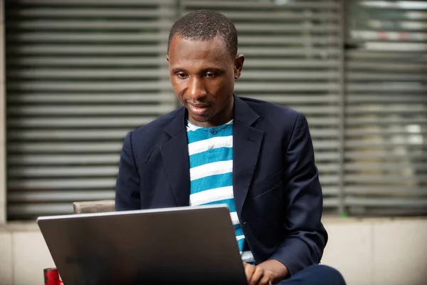 Image Beau Jeune Homme Affaires Sérieux Assis Près Centre Affaires — Photo