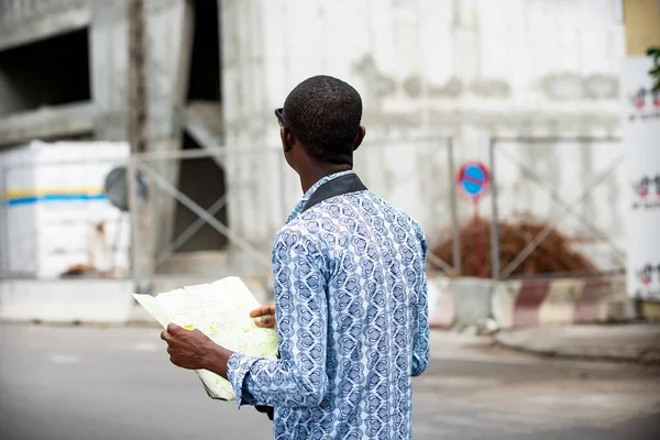 Elinde Şehrin Haritasını Tutan Genç Bir Adamın Dikiz Görüntüsü — Stok fotoğraf