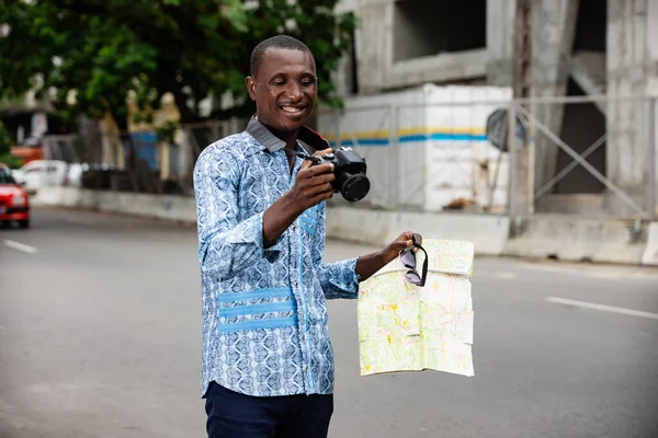 Jovem Fotógrafo Feliz Olhando Tiros Feitos Lugares Turísticos Com Sua — Fotografia de Stock