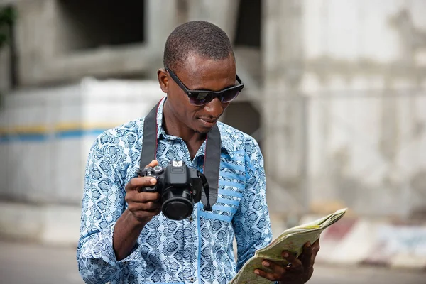 Mladý Turista Stojící Fotoaparátem Ruce Čte Mapu Města Ulici Úsměvem — Stock fotografie
