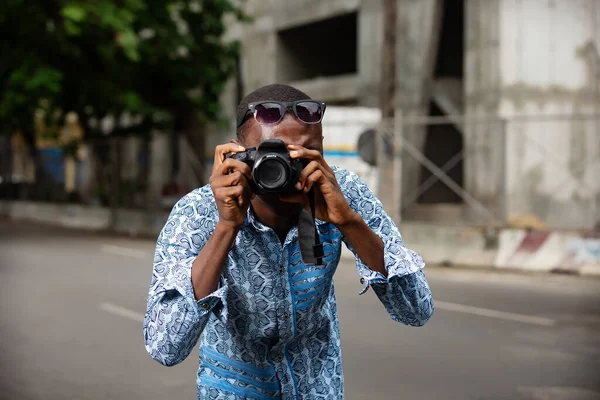 Fotógrafo Turístico Rua Tirando Uma Foto Lateral Durante Férias Verão — Fotografia de Stock