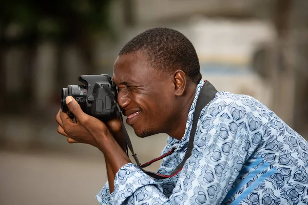 Turistický Fotograf Stojící Ulici Postranní Fotkou Během Letních Prázdnin — Stock fotografie