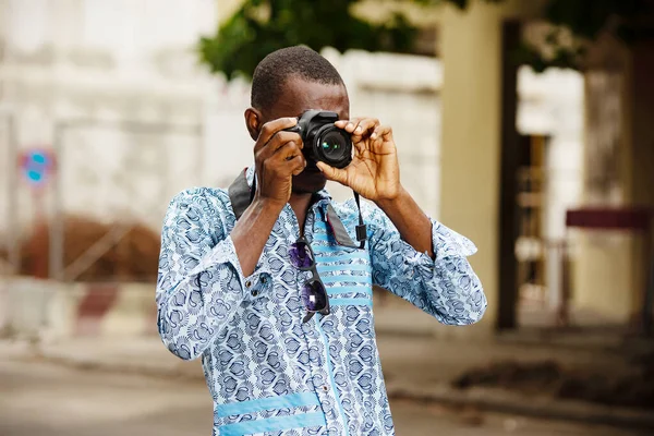 Turista Fotograf Stojící Ulici Fotografování Během Léta Vždy — Stock fotografie