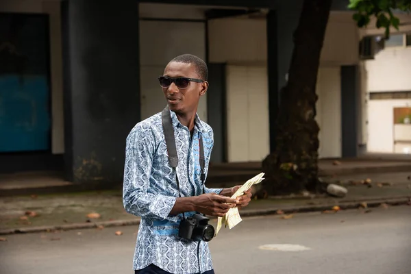 Jovem Turista Africano Rua Segurando Mapa Cidade Olhando Para Trás — Fotografia de Stock