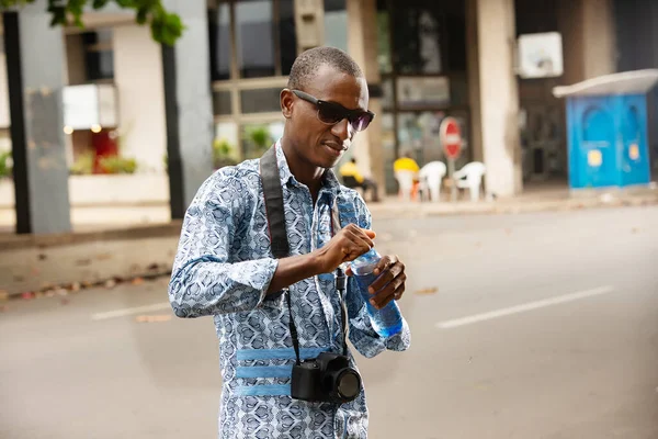Bonito Jovem Fotógrafo Com Óculos Sol Beber Água Mineral Rua — Fotografia de Stock