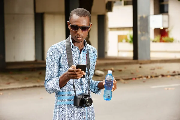 Jovem Fotógrafo Turístico Usando Telefone Celular Beber Uma Garrafa Plástico — Fotografia de Stock