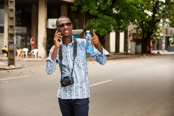 Jovem Fotógrafo Vestindo Óculos Telefonando Rua Sorrindo — Fotografia de Stock