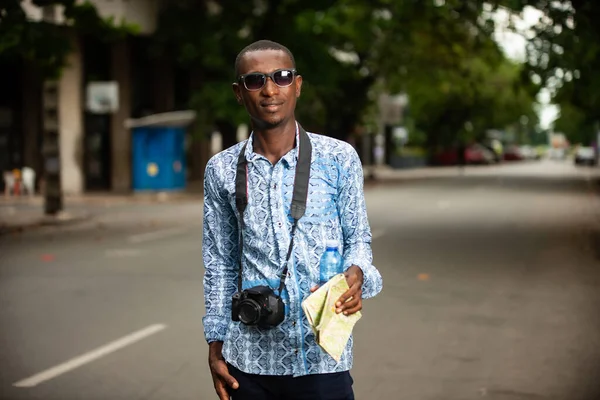 Jovem Turista Feliz Segurando Mapa Olhando Para Câmera — Fotografia de Stock