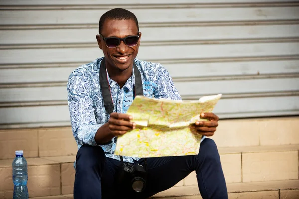 Jovem Aventureiro Turista Sentado Com Óculos Pretos Olhando Para Mapa — Fotografia de Stock
