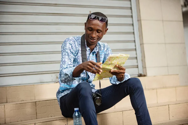 Jovem Turista Sentado Rua Segurando Uma Garrafa Água Mapa Sorrindo — Fotografia de Stock