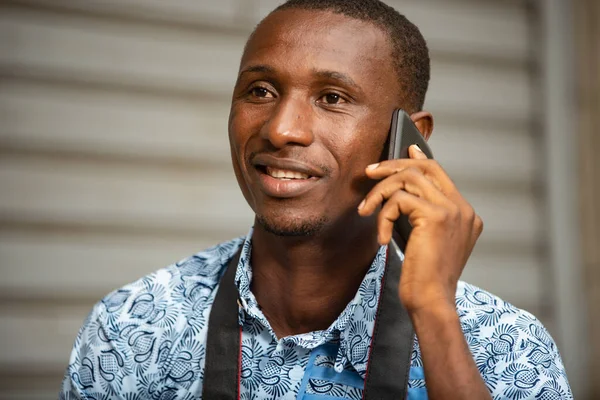 Jeune Touriste Assis Dehors Parler Sur Téléphone Mobile Souriant — Photo