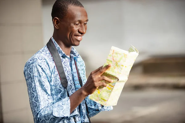 Красивый Молодой Африканский Турист Футболке Джинсах Держащий Смотрящий Карту Улыбающийся — стоковое фото