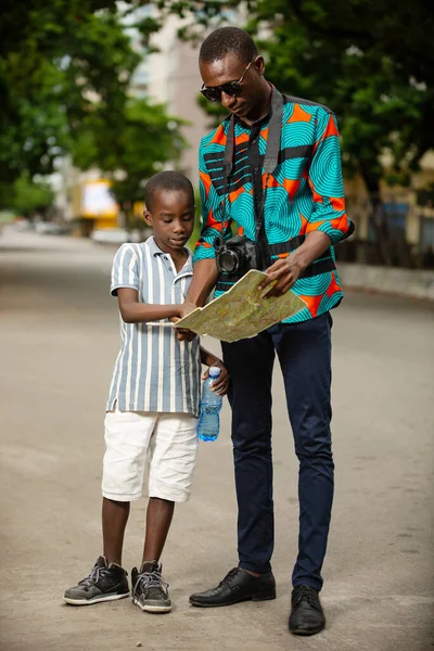 Bonito Turista Africano Seu Filho Rua Segurando Olhando Para Mapa — Fotografia de Stock