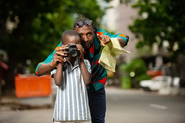 Jovem Turista Africano Segurando Mapa Apontando Dedo Frente Seu Filho — Fotografia de Stock
