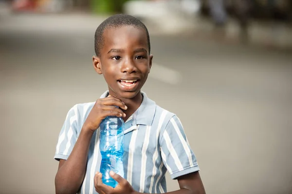 Gelukkig Klein Afrikaans Jongetje Staan Vasthouden Van Een Plastic Fles — Stockfoto