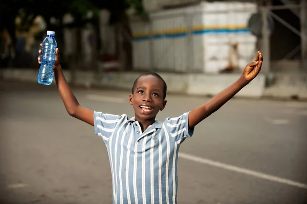 Gelukkig Klein Afrikaans Jongetje Het Maken Van Een Overwinning Gebaar — Stockfoto