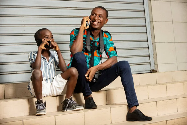 Uma Jovem Família Sentada Lado Fora Nas Escadas Falando Telefone — Fotografia de Stock