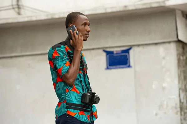 Genç Turist Gömlekli Peştemalli Dışarıda Kameralı Boyunlu Cep Telefonuyla Iletişim — Stok fotoğraf