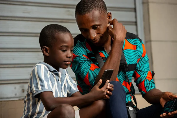 Mladý Turista Sedí Schodech Svým Synem Venku Ulici Pomocí Mobilního — Stock fotografie